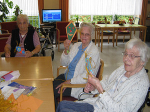 3 Beohner sitzen am Tisch und basteln Herbstdeko