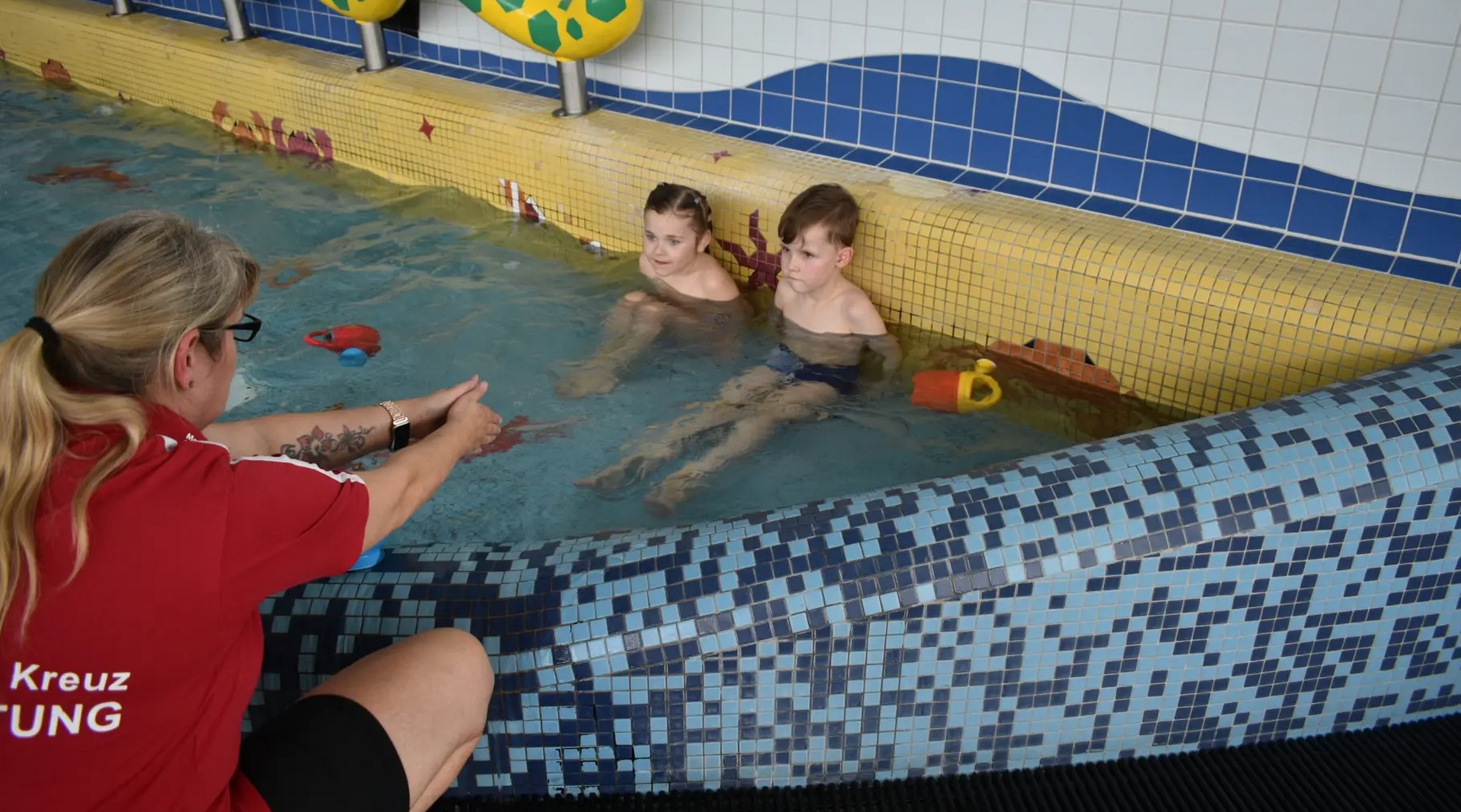 Bild zeigt Frau Ihde mit zwei Kindern beim Training