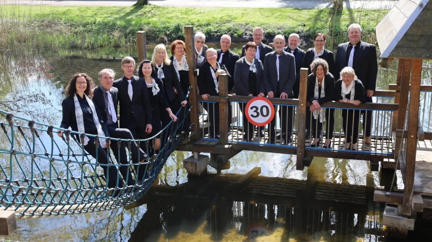 Bild zeigt den Chor "Die Brücke" in einem Gruppenbild auf einer Brücke