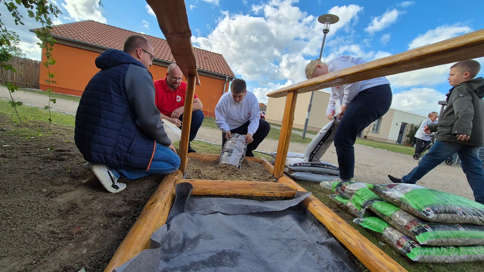 Bild zeigt die Befüllung eines Teils des Barfußpfades