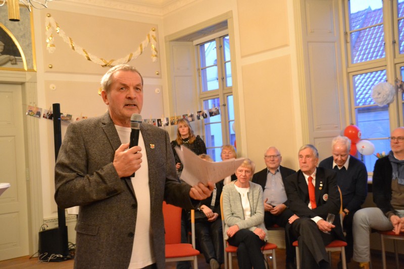 Bild zeigt den ehemaligen Vorstandsvorsitzender des DRK Güstrow bei seiner Rede