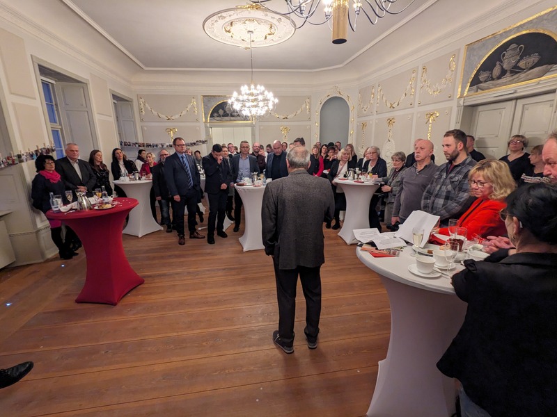 Bild zeigt den Saal im Palais 4+ mit allen Gästen