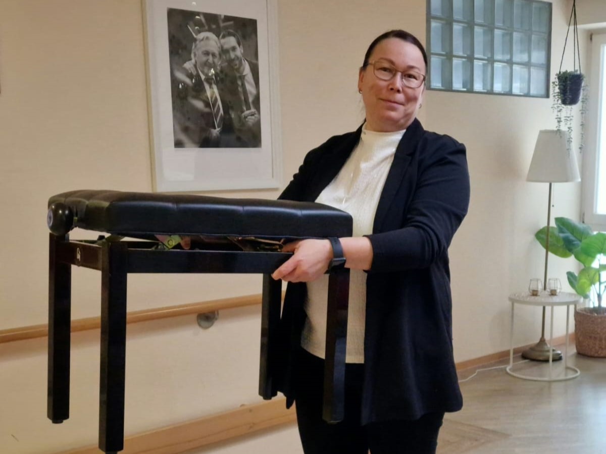 Bild zeigt Frau Kirsten Kamm mit dem gespendeten Klavierhocker