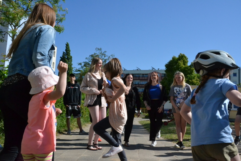 Bild zeigt Kita-Kinder mit Besuchern beim Bewegungsspiel