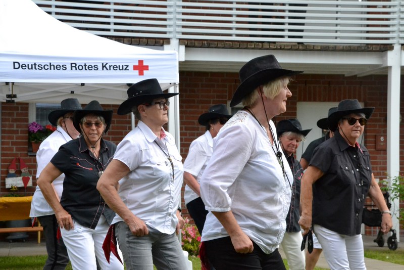 Bild zeigt einen Auftritt der Linedance-Gruppe