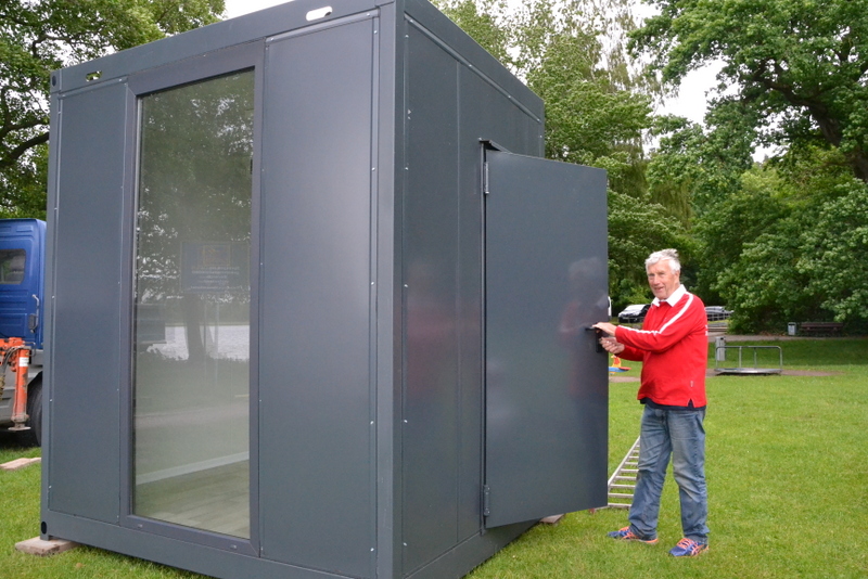 Bild zeigt Christian Möller beim ersten öffnen der Tür zum neuen Container.