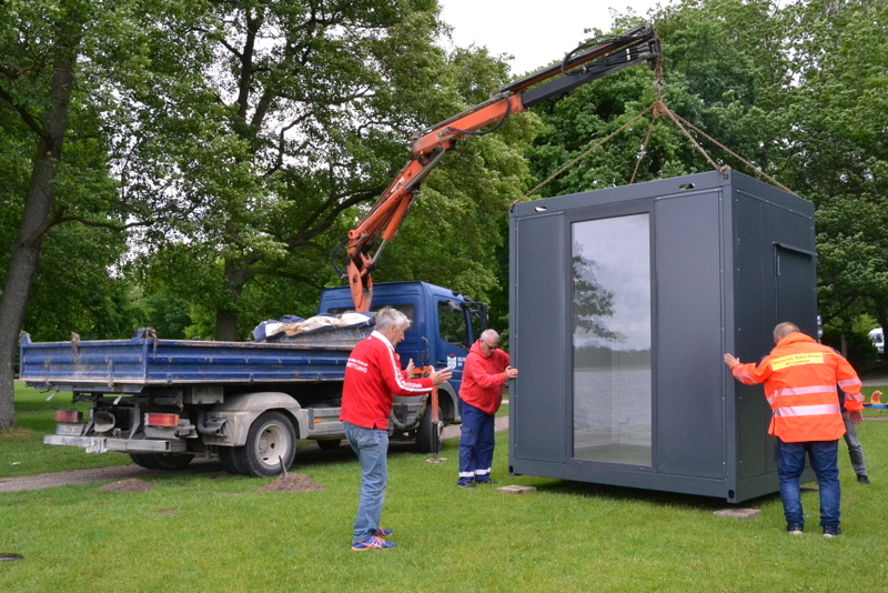 Bild zeigt die letzten Ausrichtungsarbeiten und der Container steht