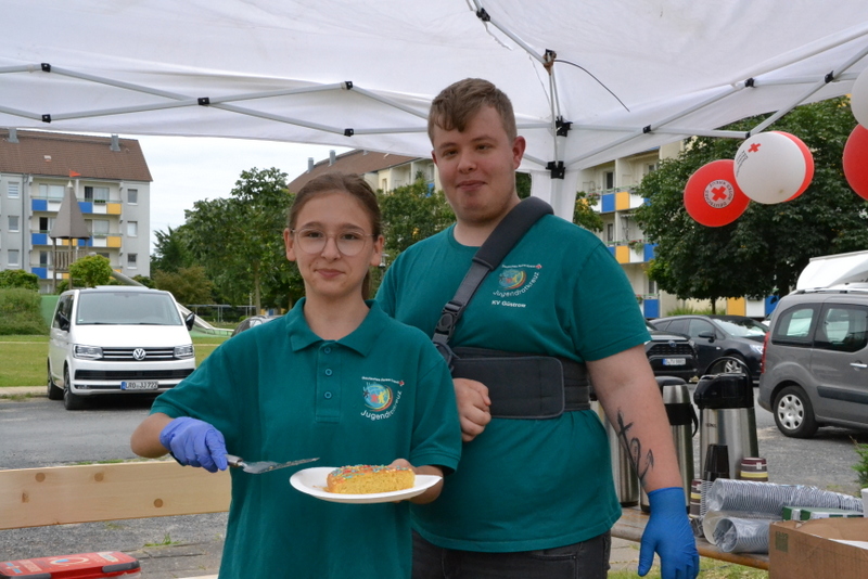 Bild zeigt Leonie und Florian Peters am Kuchenstand  