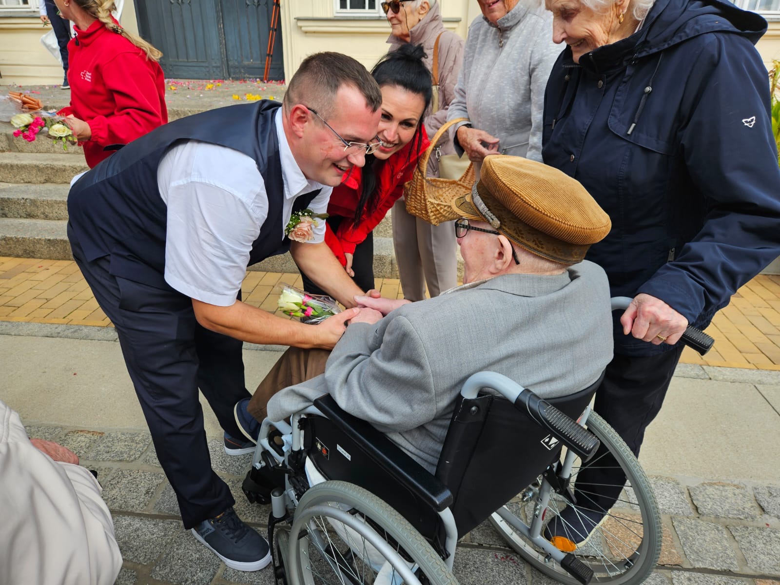 Bild zeigt Andreas Neufeld, Bräutigam, mit Tagesgast Werner Schwaß