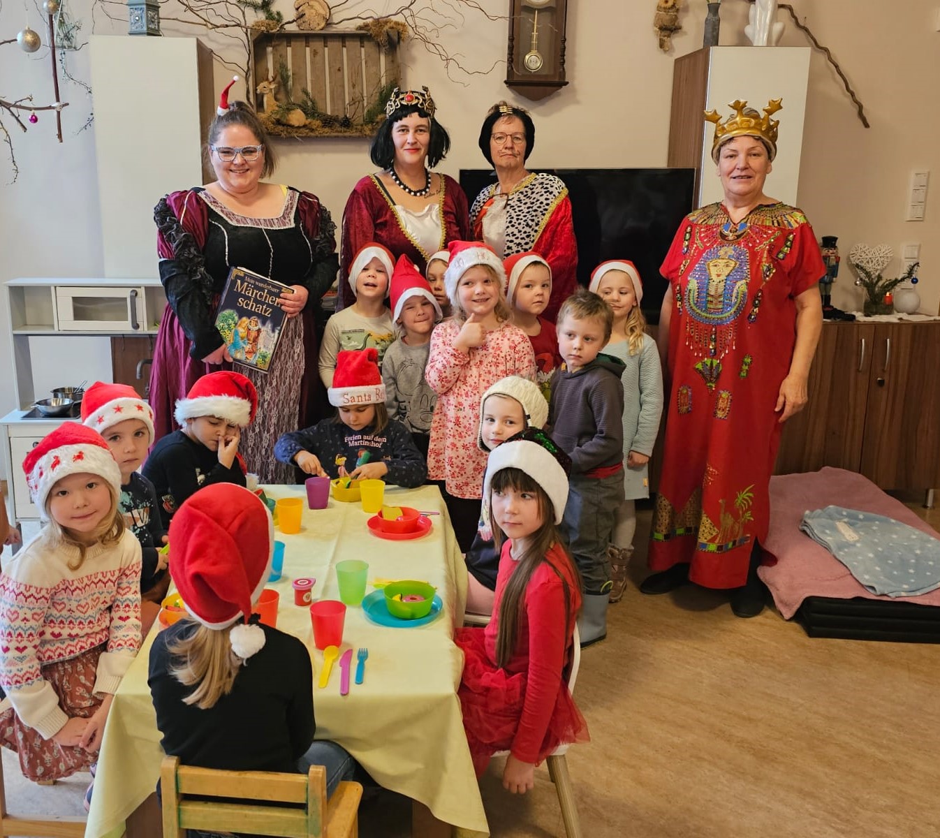 Bild zeigt eine Gruppe von Kita-Kindern mit dem Team der Tagespflege